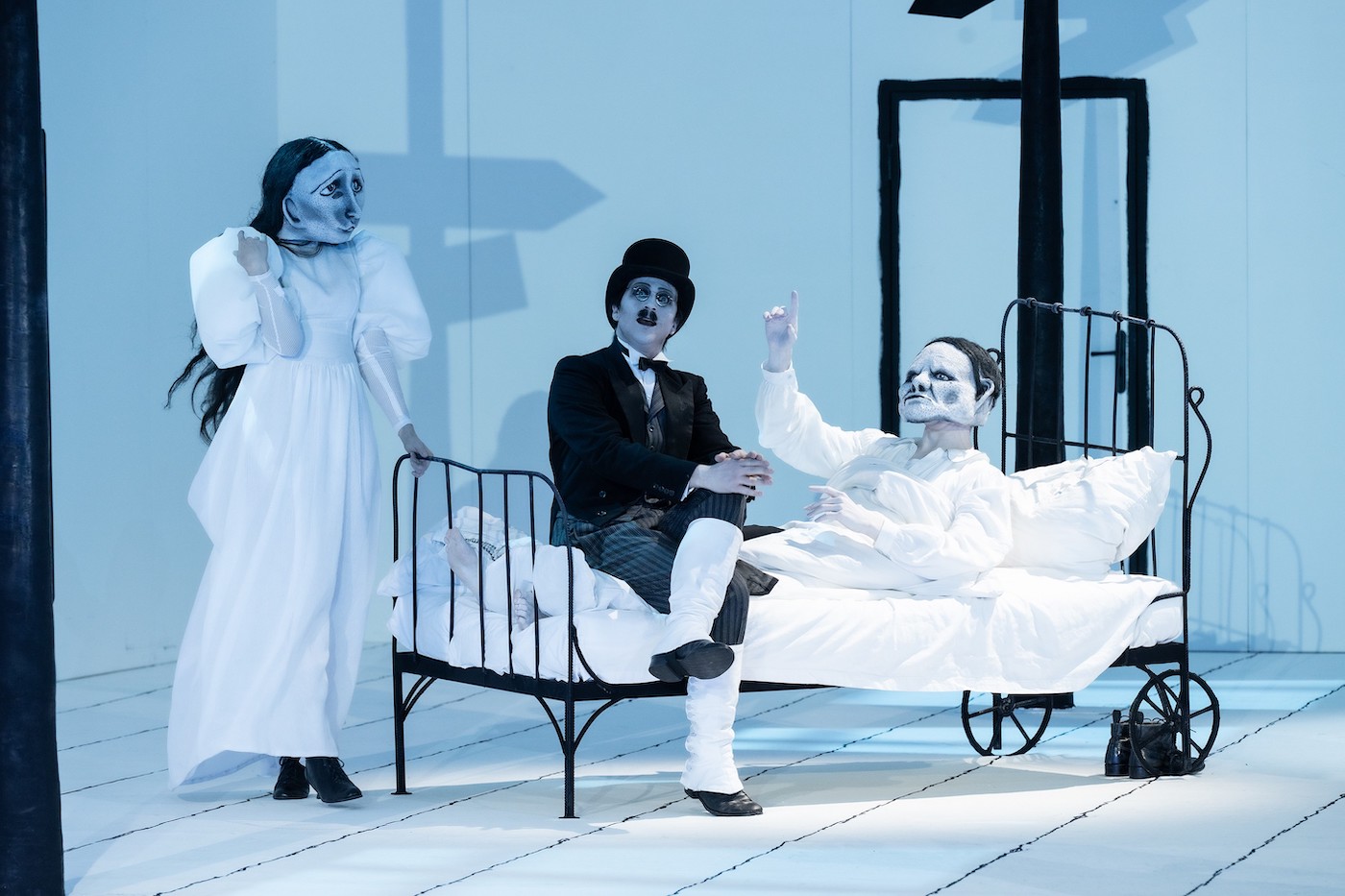 Kafkas Traum – Düsseldorfer Schauspielhaus – Andreas Kriegenburg schickt den Schriftsteller auf Irrfahrt durch sein Werk